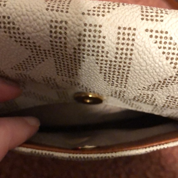 Gorgeous Michael Kors 🥳8xHP🥳Crossbody Bag - Picture 4 of 7